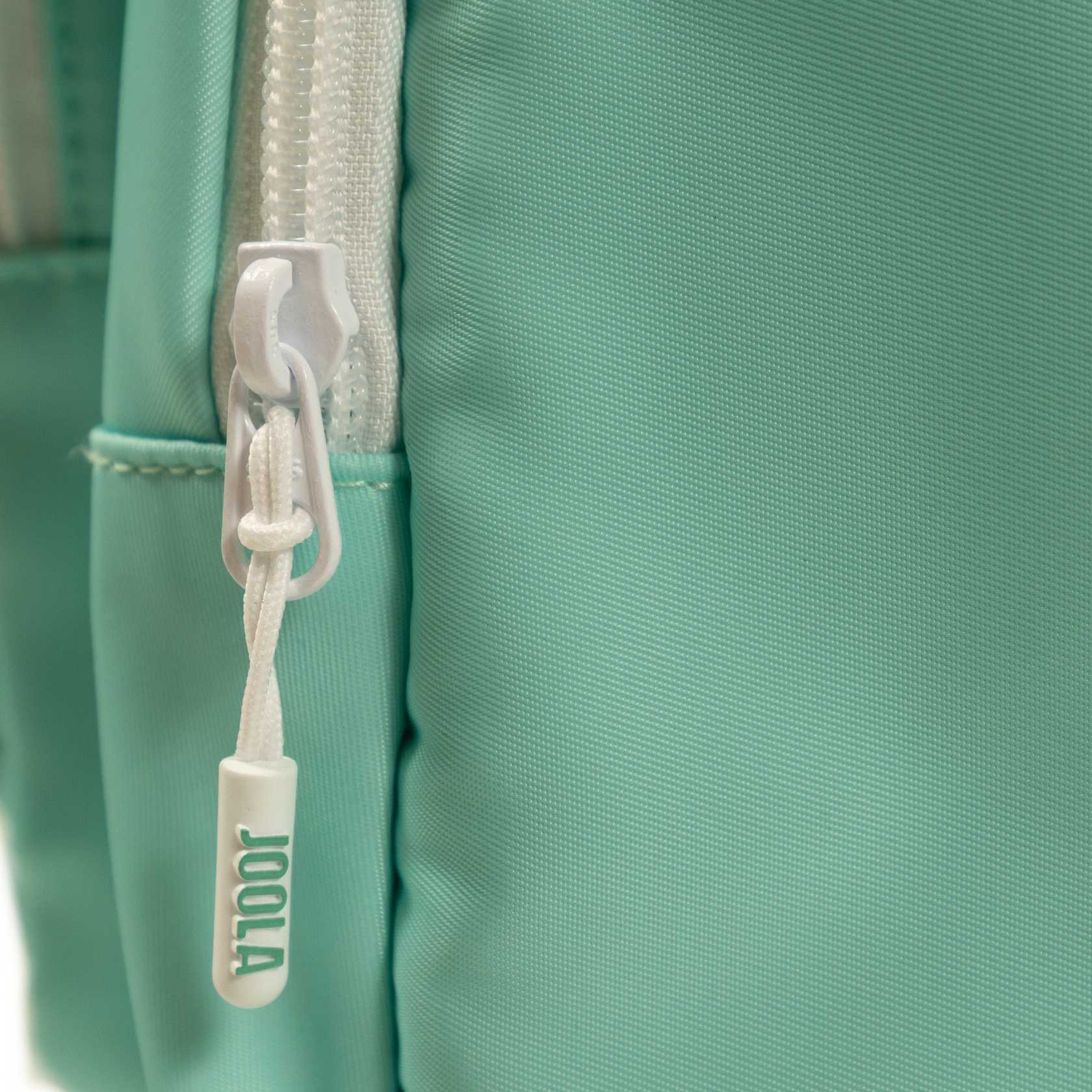 Close up on the JOOLA text on the zipper on the JOOLA Ben's Bag Duffle.