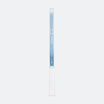 White background, product image of the Simone Jardim Perseus Pro V with blue edge guard and white handle.